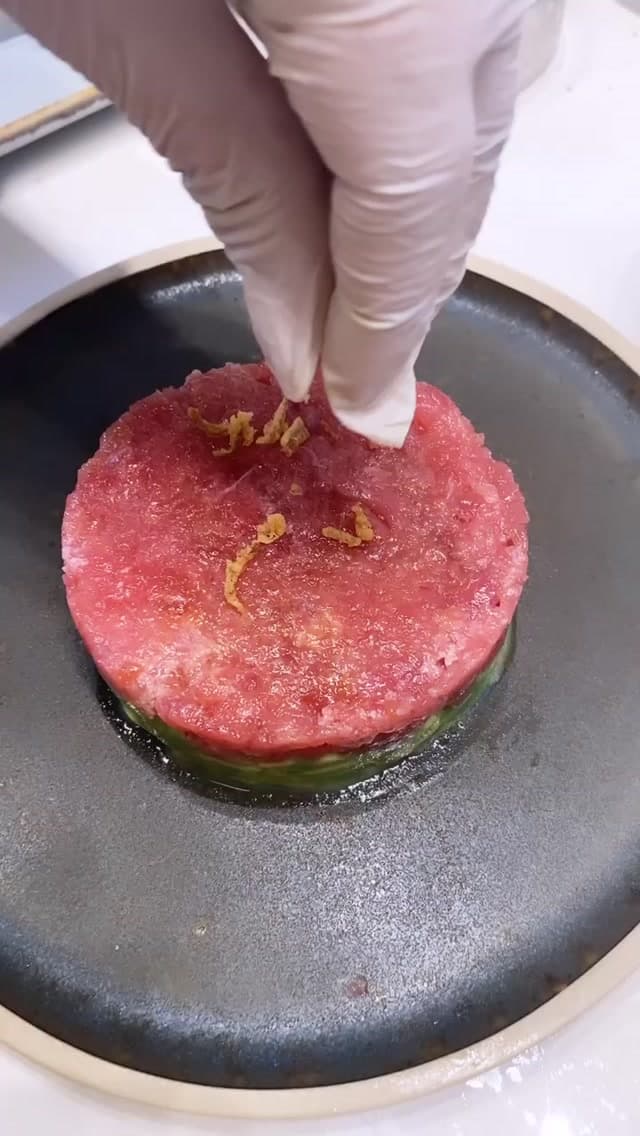 טרטר טונה על מצע מלפפון