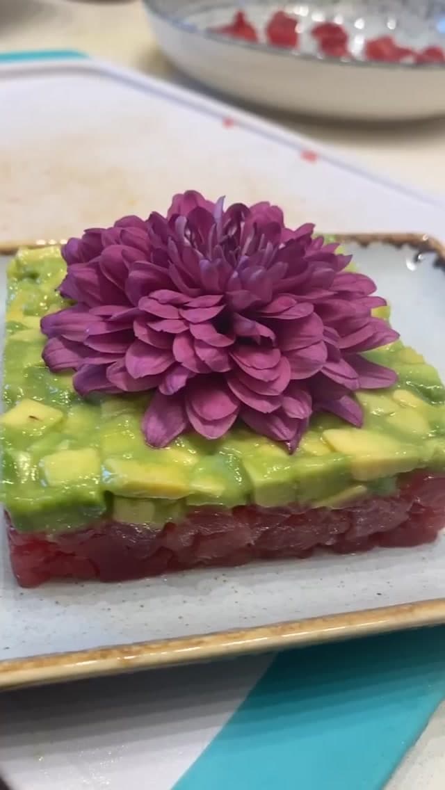 מגדל טונה ואבוקדו עם פרח מאכל